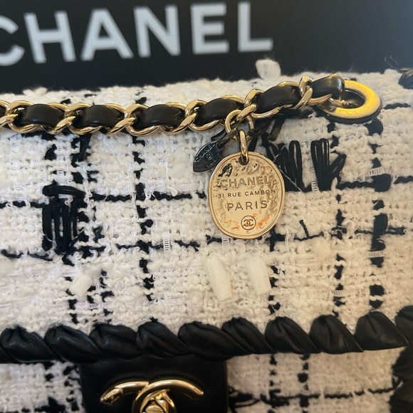 Chanel Tweed Flapbag - Picture 4 of 14